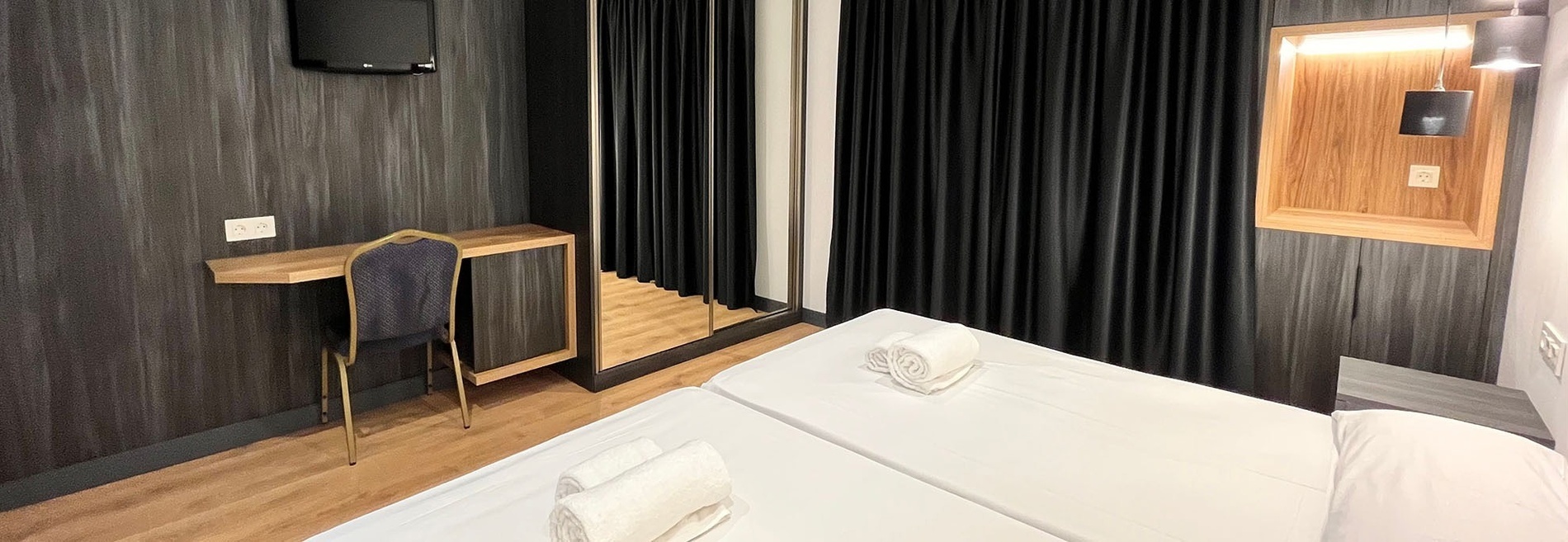 una habitación de hotel con una cama y un escritorio