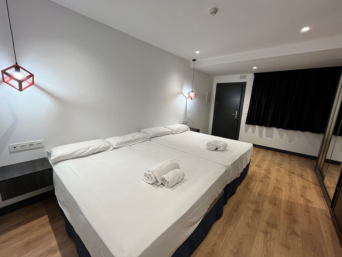 Twin beds in a modern room at Hotel Villa Albero, perfect for a comfortable stay.
