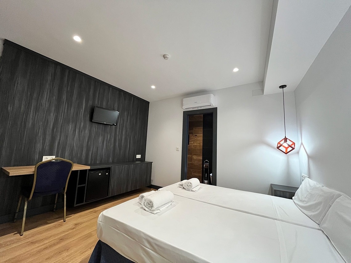 una habitación de hotel con dos camas y una televisión