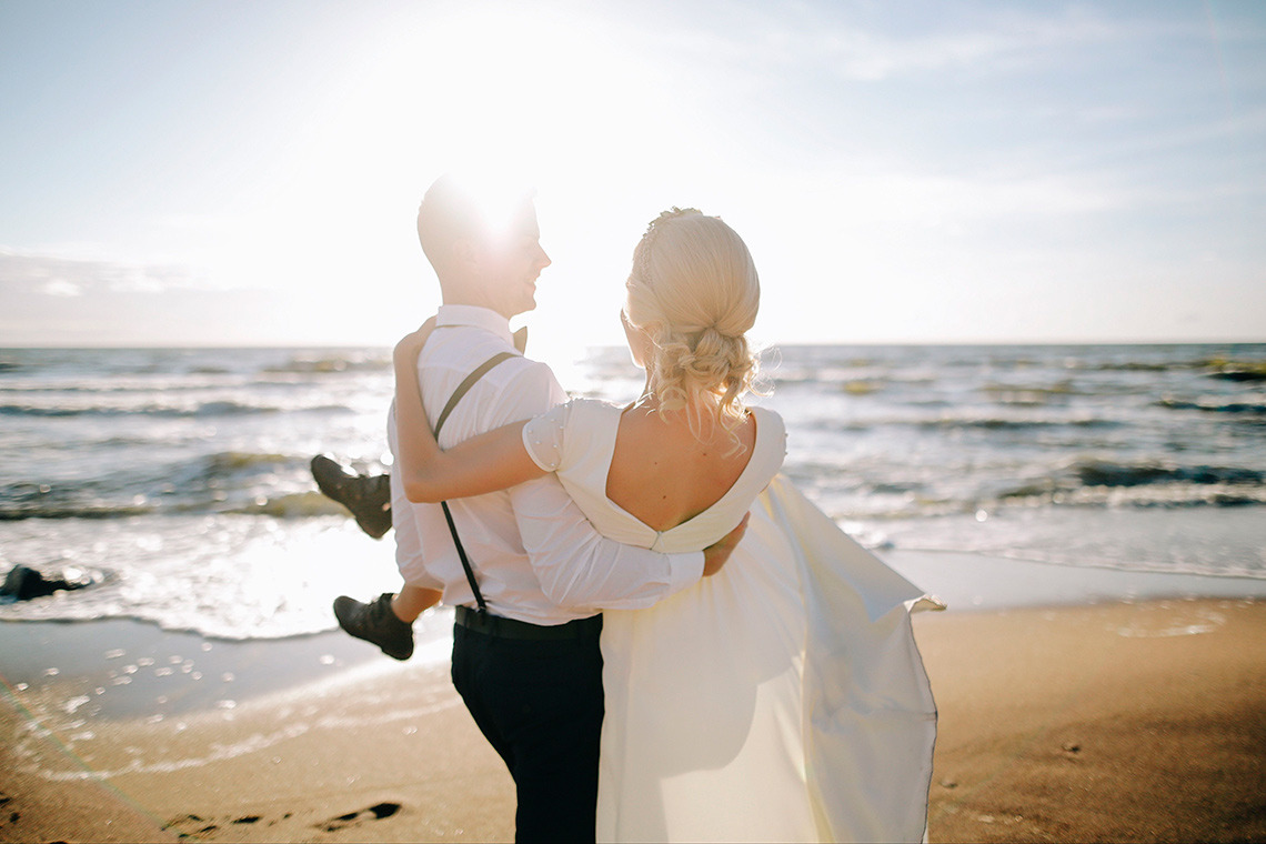 Noivos em casamento na praia, um momento romântico Lapa, o Tesouro escondido de Lisboa: Guia Completo.