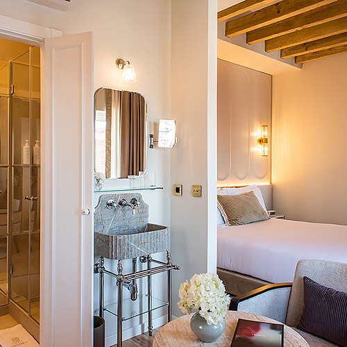 Habitación de lujo en Villa Dorothea con baño moderno y cama confortable.