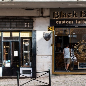 Black Bird Tattoo Parlour and Alexandria Antiguidades storefronts.