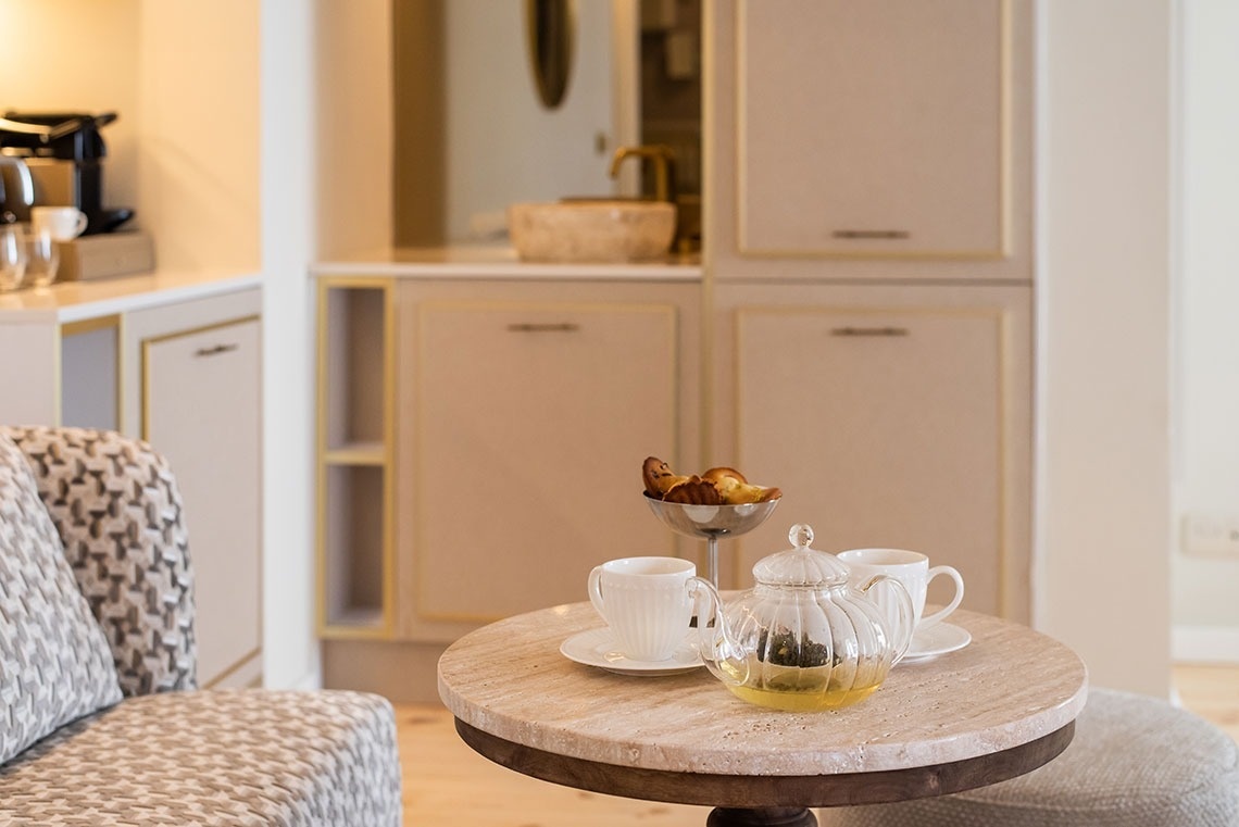 Chá da tarde e pastelaria em quarto de hotel com comodidades de café.