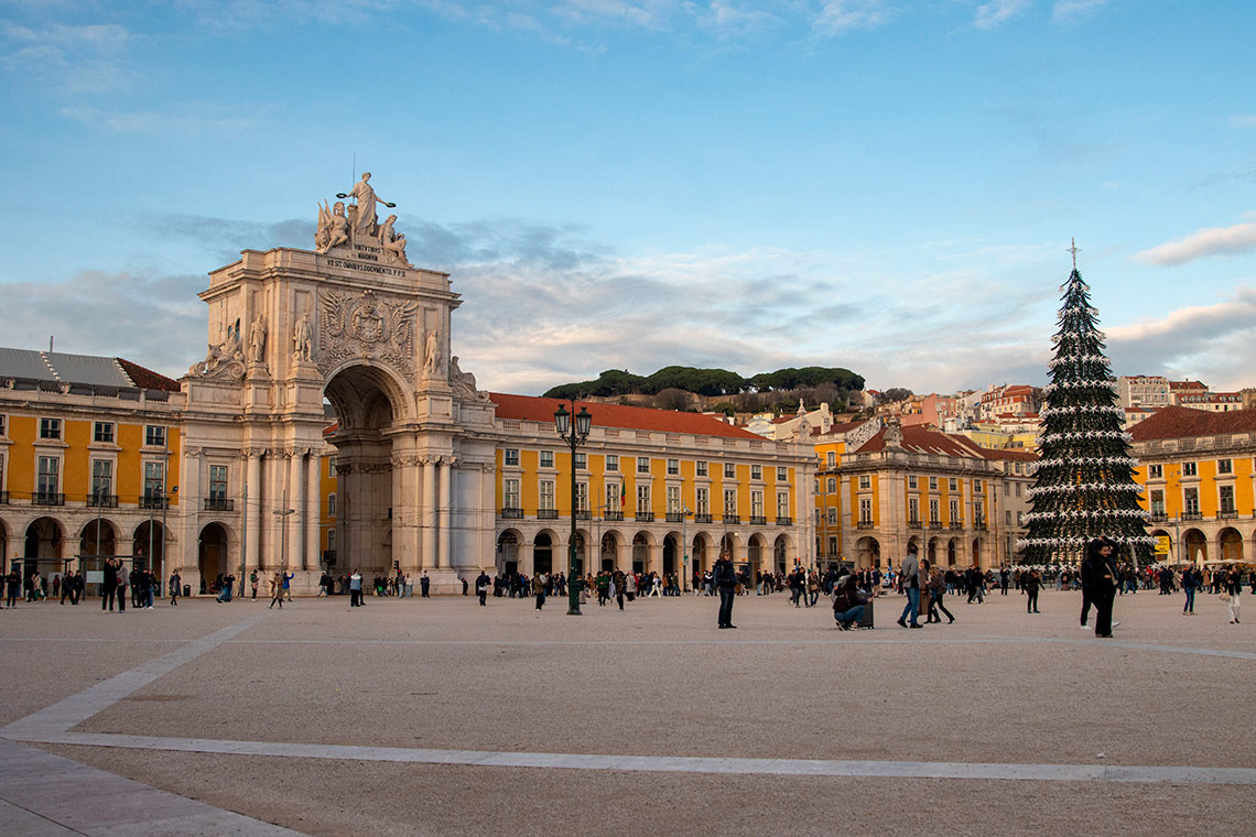 Plaza comercial con arco triunfal y árbol de Navidad, ideal para Lapa, La Joya oculta de Lisboa: Guía completa.