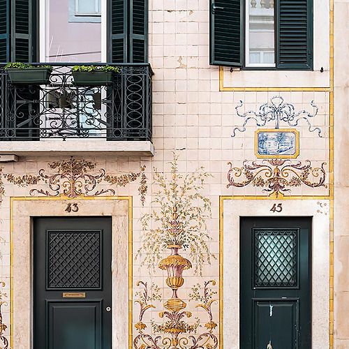 Fachada con azulejos y balcones en hotel Villa Dorothea.