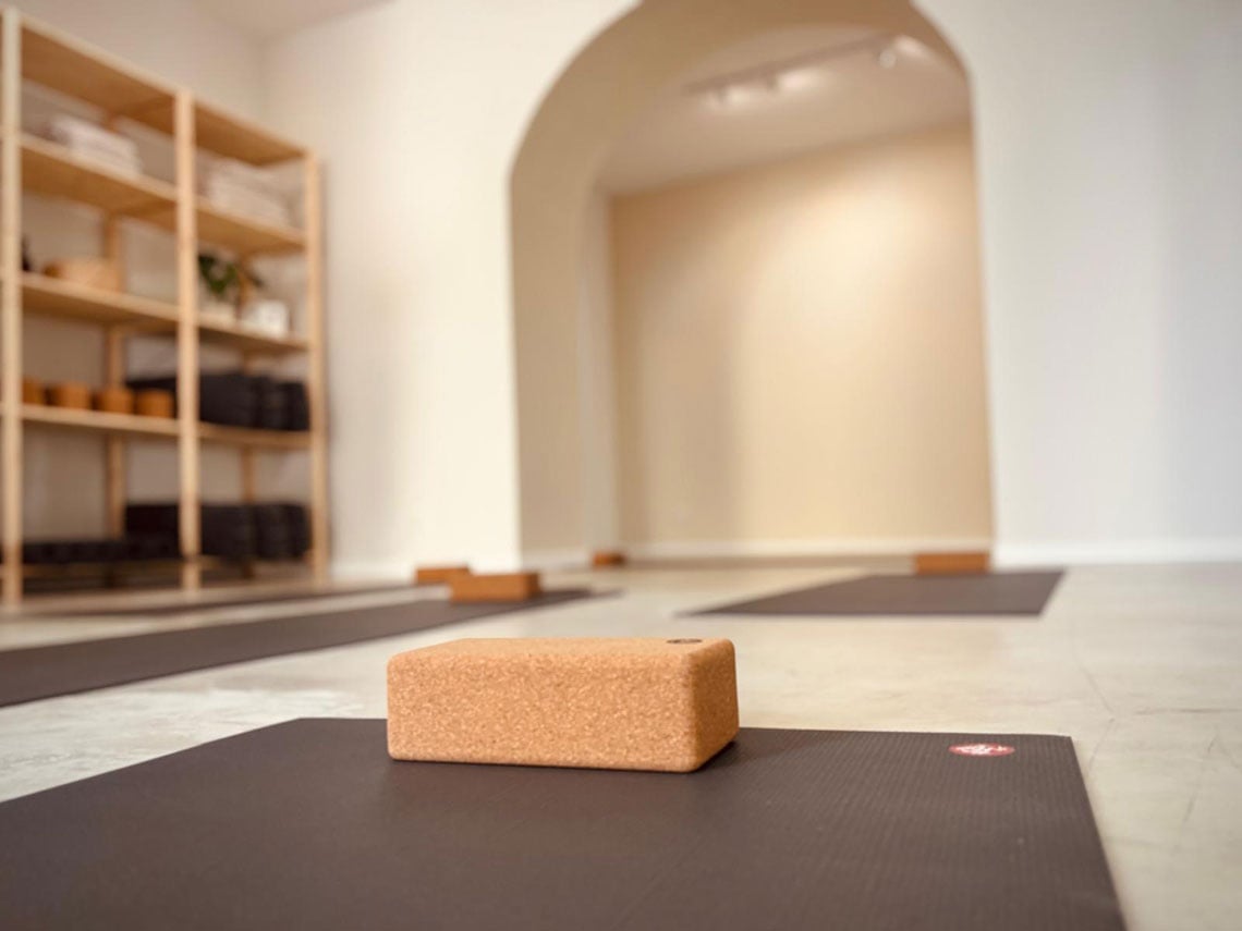 Tapetes de yoga e blocos em sala de exercícios na Villa Dorothea.