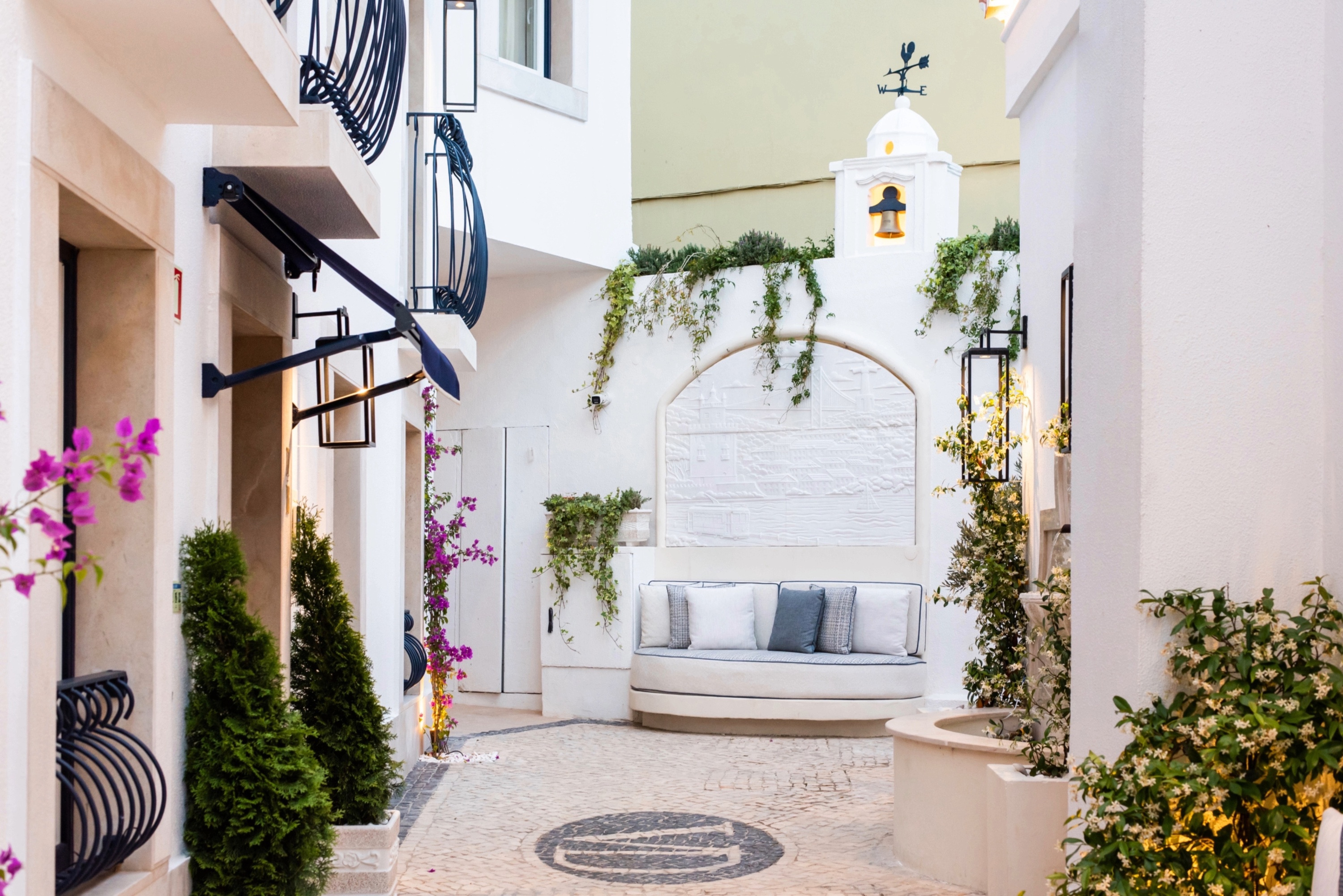 Patios interiores de Villa Dorothea con asientos y vegetación.