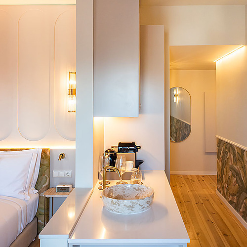 Habitación moderna en Villa Dorothea con cama de lujo y tocador.