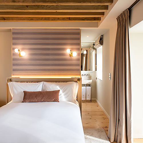 Habitación moderna y luminosa en Villa Dorothea con cama confortable.