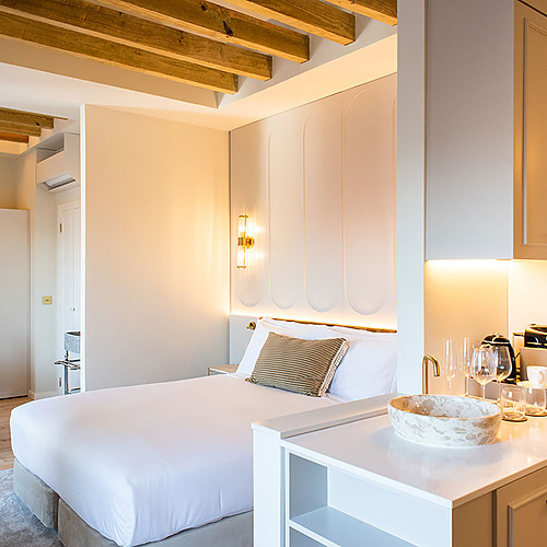 Habitación de Villa Dorothea: cama cómoda y cocina compacta.