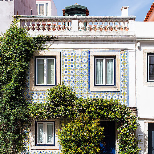 fachada de hotel con azulejos portugueses y enredaderas, vista exterior de Villa Dorothea