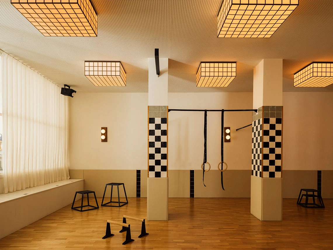 Gimnasio del hotel con luces de estilo japonés y equipamiento de entrenamiento. Villa Dorothéa