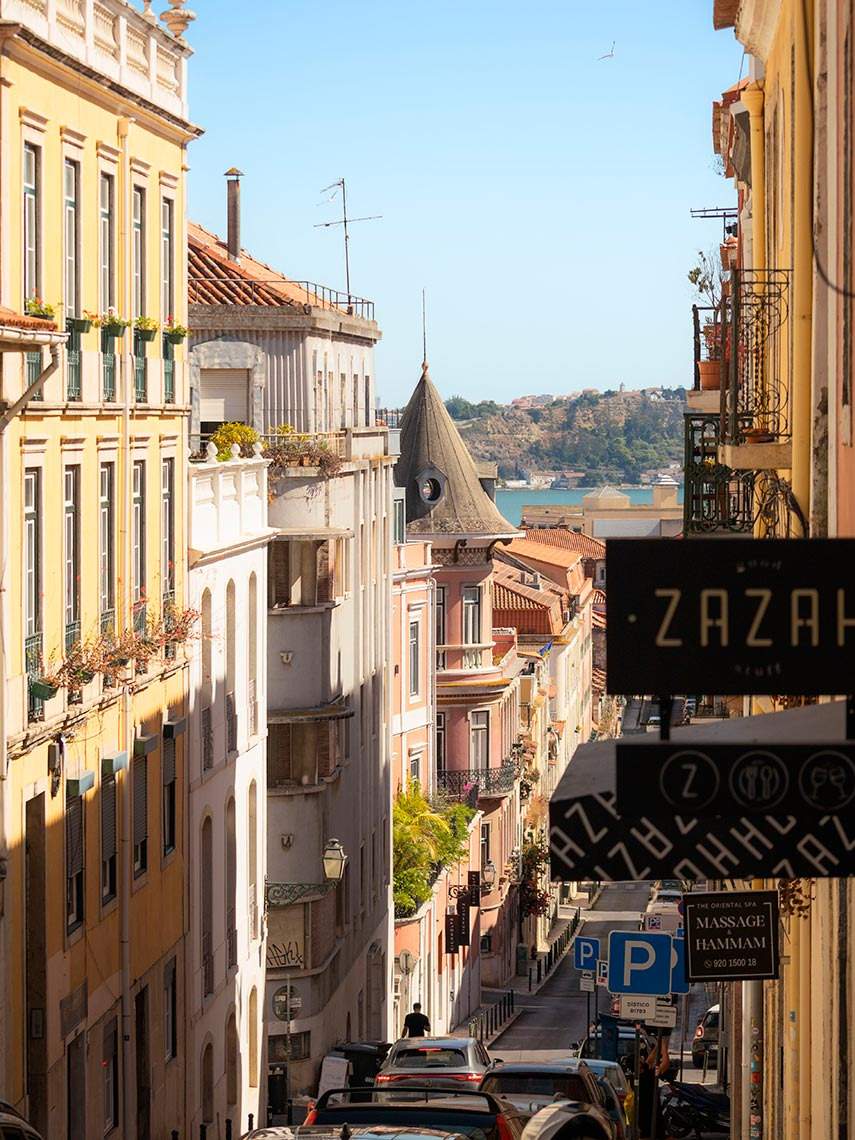 Vista panorâmica de Lapa, o Refúgio Escondido de Lisboa | Villa Dorothea com telhados vermelhos e mar azul ao fundo.