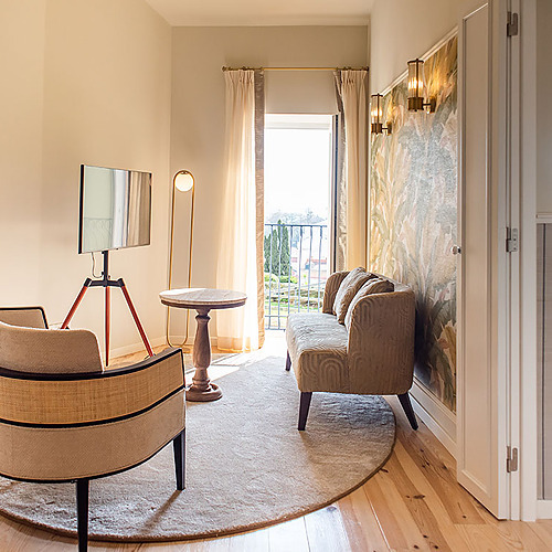 Sala de estar moderna de Villa Dorothea con sofás y TV.