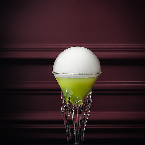Villa Dorothea: Cóctel verde espeluznante con espuma sobre un soporte de cristal.