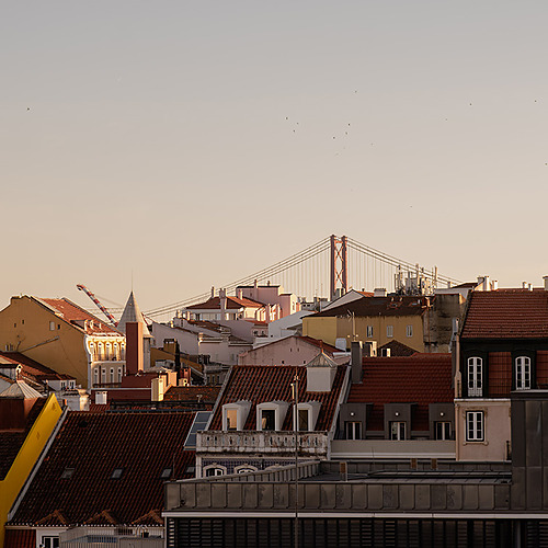 Tejado de hoteles y puente colgante en Lisboa con Villa Dorothea.