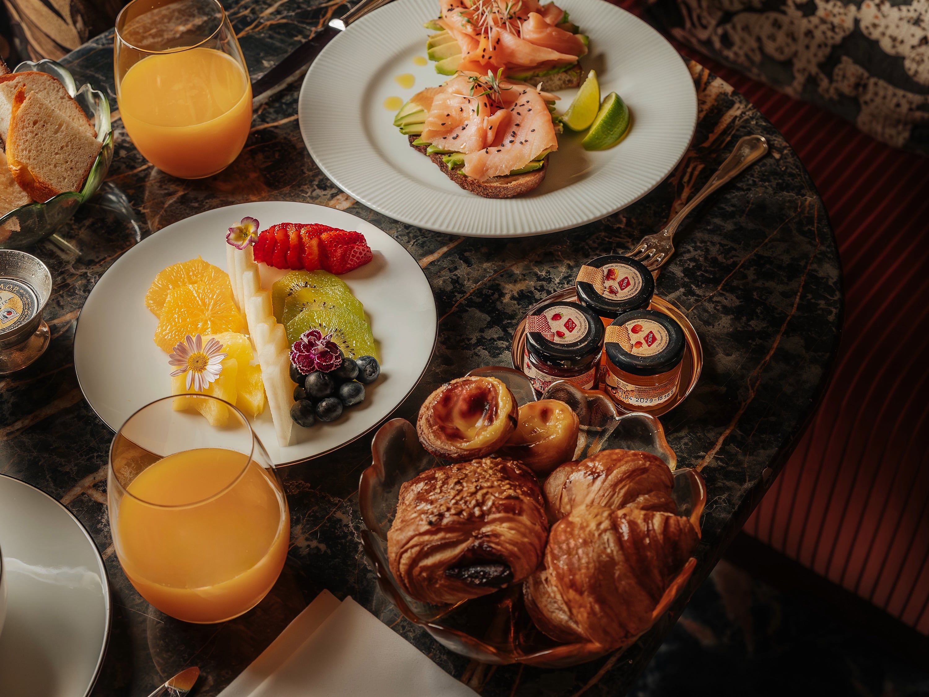 Mesa de mármore com serviço de café da manhã na Villa Dorothea.