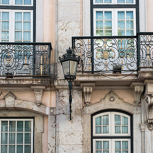 Balcones ornamentados y farola de estilo clásico en la fachada de un hotel Villa Dorothea.