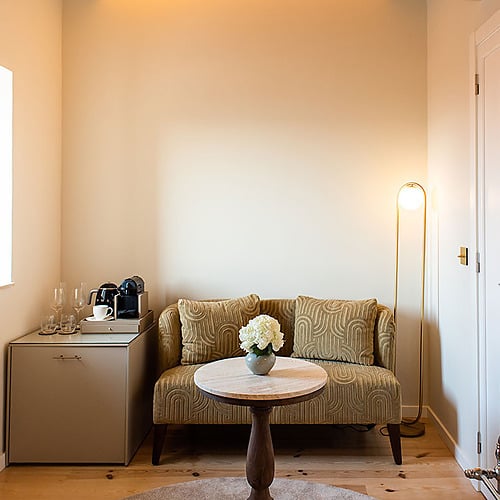 Sofá y mesa en Villa Dorothea. Zona de café y decoración elegante.
