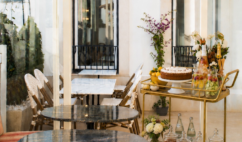 Restaurante Villa Dorothea: mesas de mármore, bolo e serviço de bar elegante.
