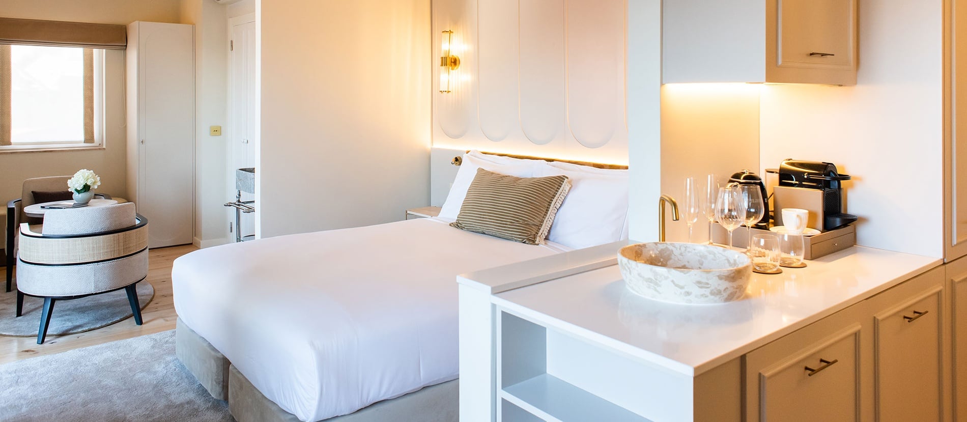 Habitación de lujo en Villa Dorothea con cama confortable y minibar.