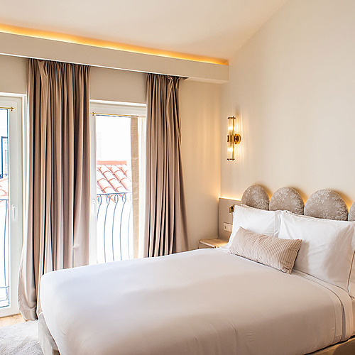 Habitación de lujo en Villa Dorothea con balcón y vistas.