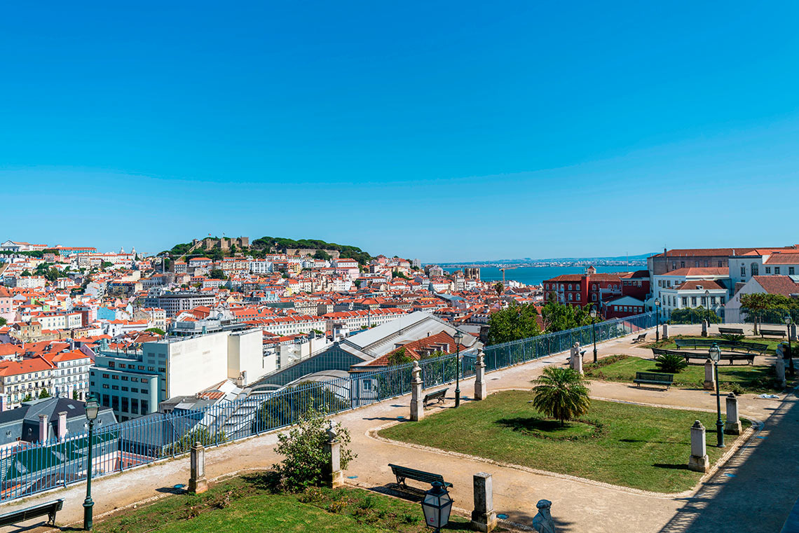 Vista panorámica de Lisboa desde el hotel, con el castillo de San Jorge al fondo. Sintra, Cascais, Comporta: Escapadas románticas cerca Lisboa