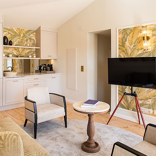 Suite de lujo en Villa Dorothea con minibar y TV.