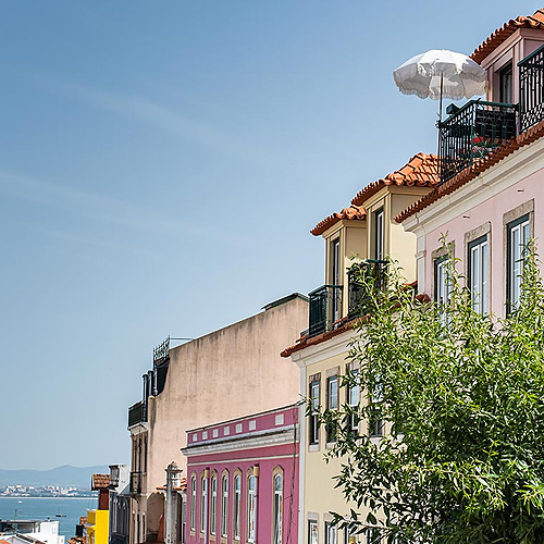 Balcones coloridos con sombrilla en hotel Villa Dorothea, Lisboa