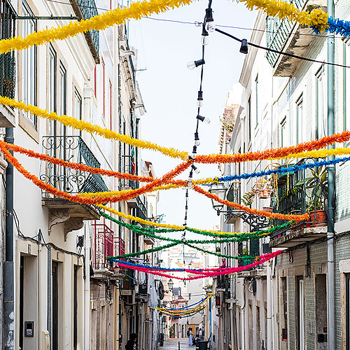 Decoraciones vibrantes en la calle de un hotel, con guirnaldas de colores y farolillos. Villa Dorothea