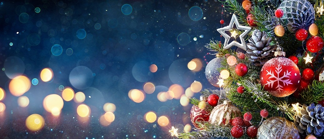un árbol de navidad decorado con bolas rojas y plateadas y una estrella .