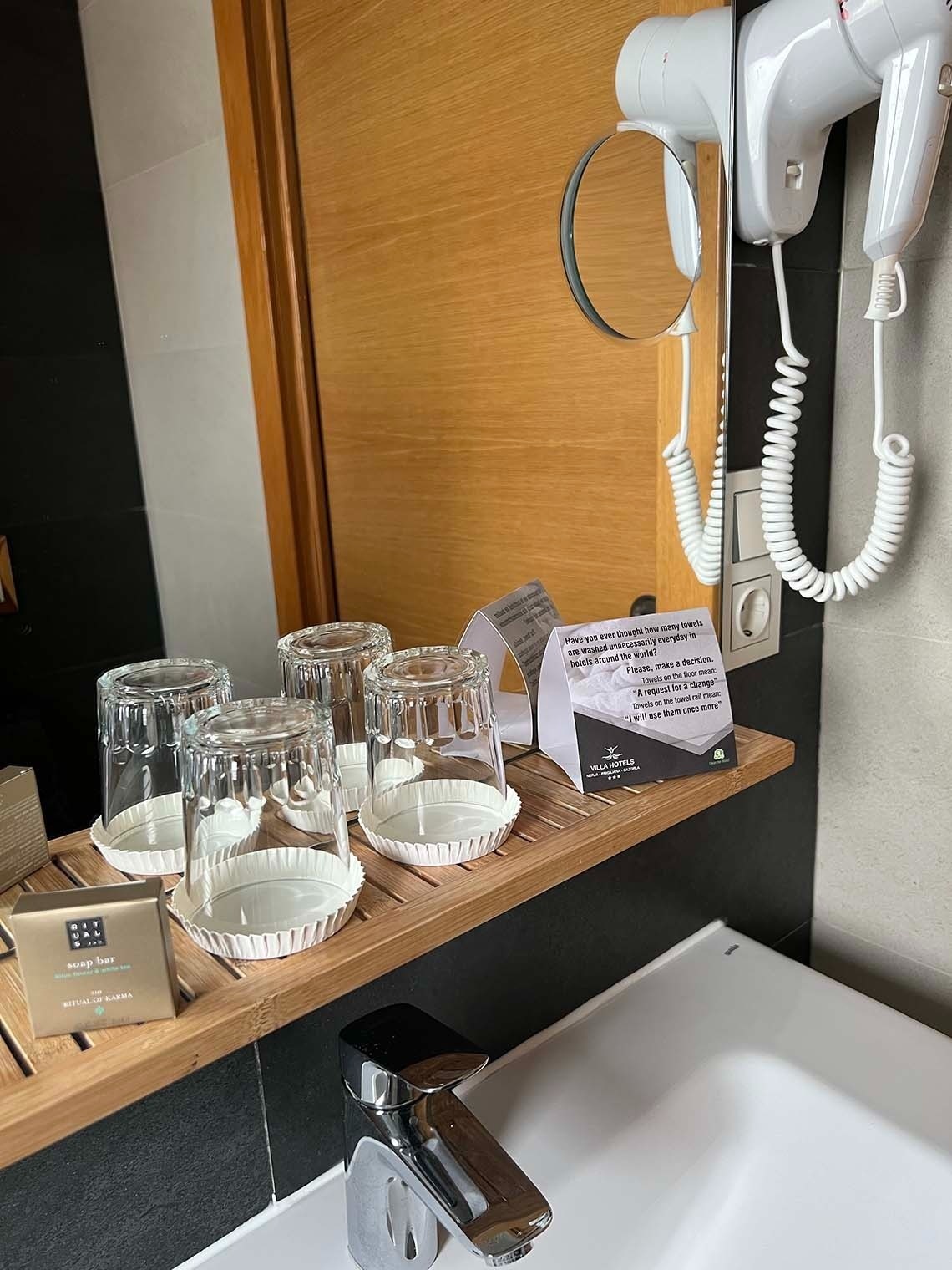 un secador de cabello y un espejo en un baño