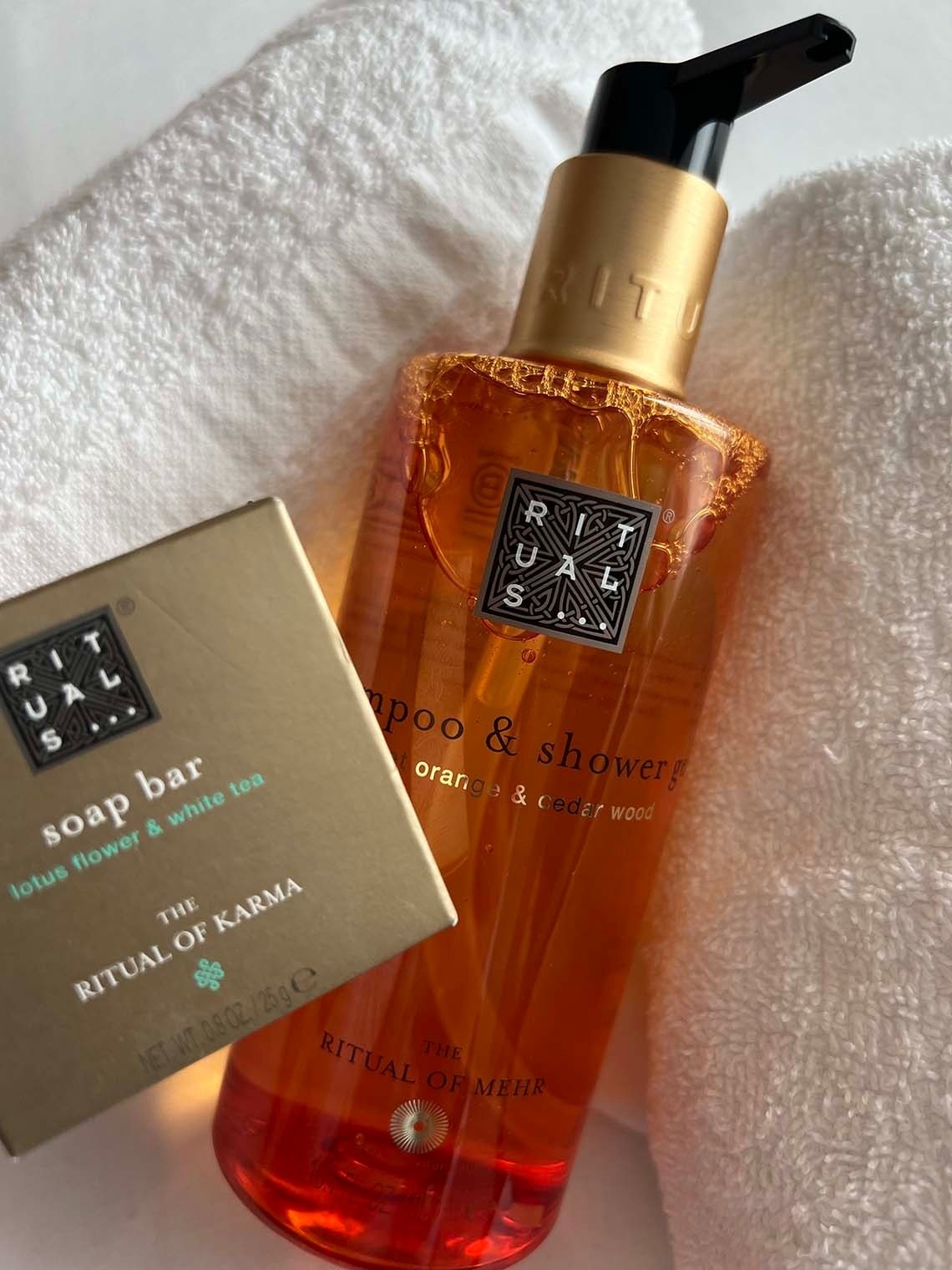 una botella de ritual de karma junto a una barra de jabón