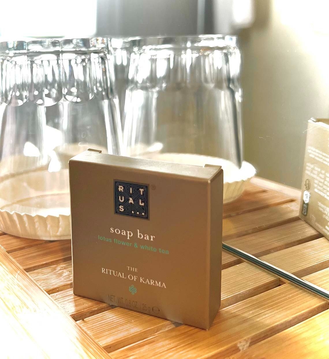 una barra de jabón ritual de karma está sobre una mesa de madera