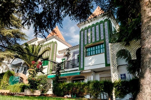 el vestíbulo de un hotel con un mostrador de recepción y sofás blancos .