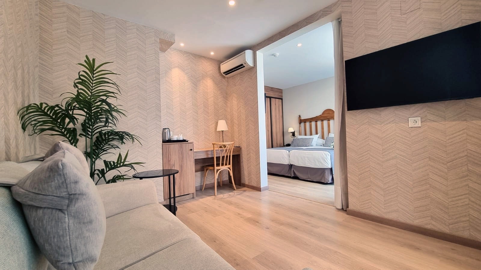 una habitación de hotel con dos camas y un espejo