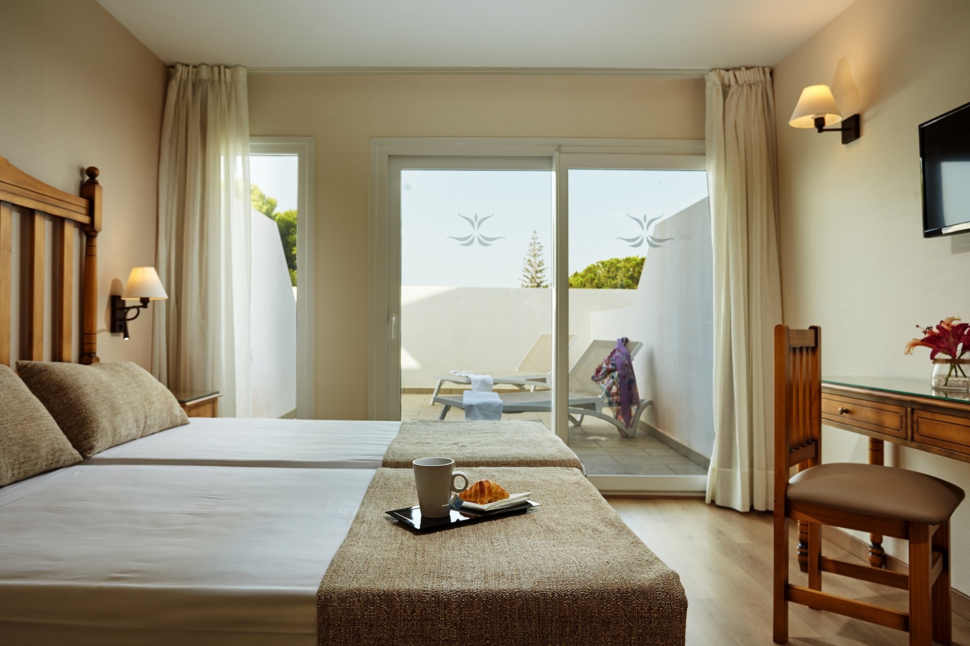 una habitación de hotel con dos camas y un espejo