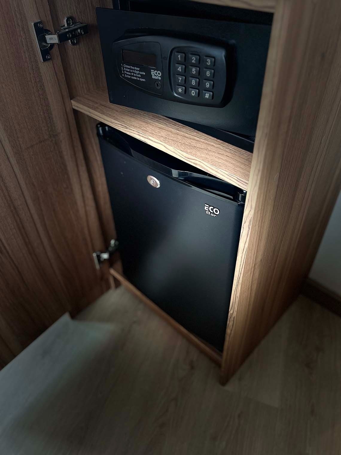 un armario de madera con una puerta abierta y una caja fuerte de eco