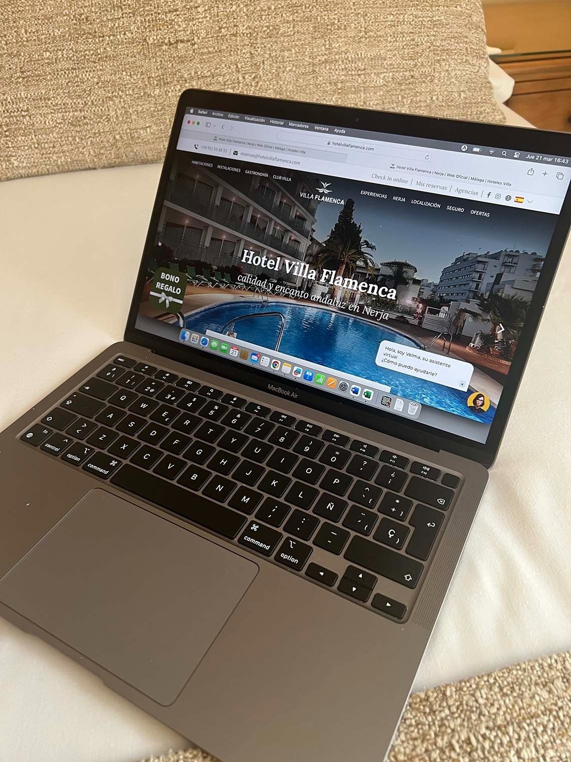 una computadora portátil está abierta a la página web del hotel villa flamenca