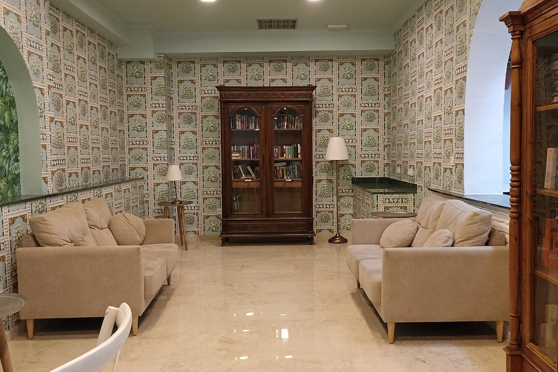 una mesa con copas de vino y flores en el centro