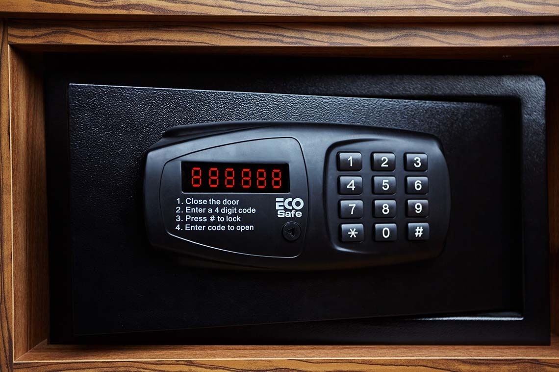 una caja fuerte con un teclado que dice eco safe