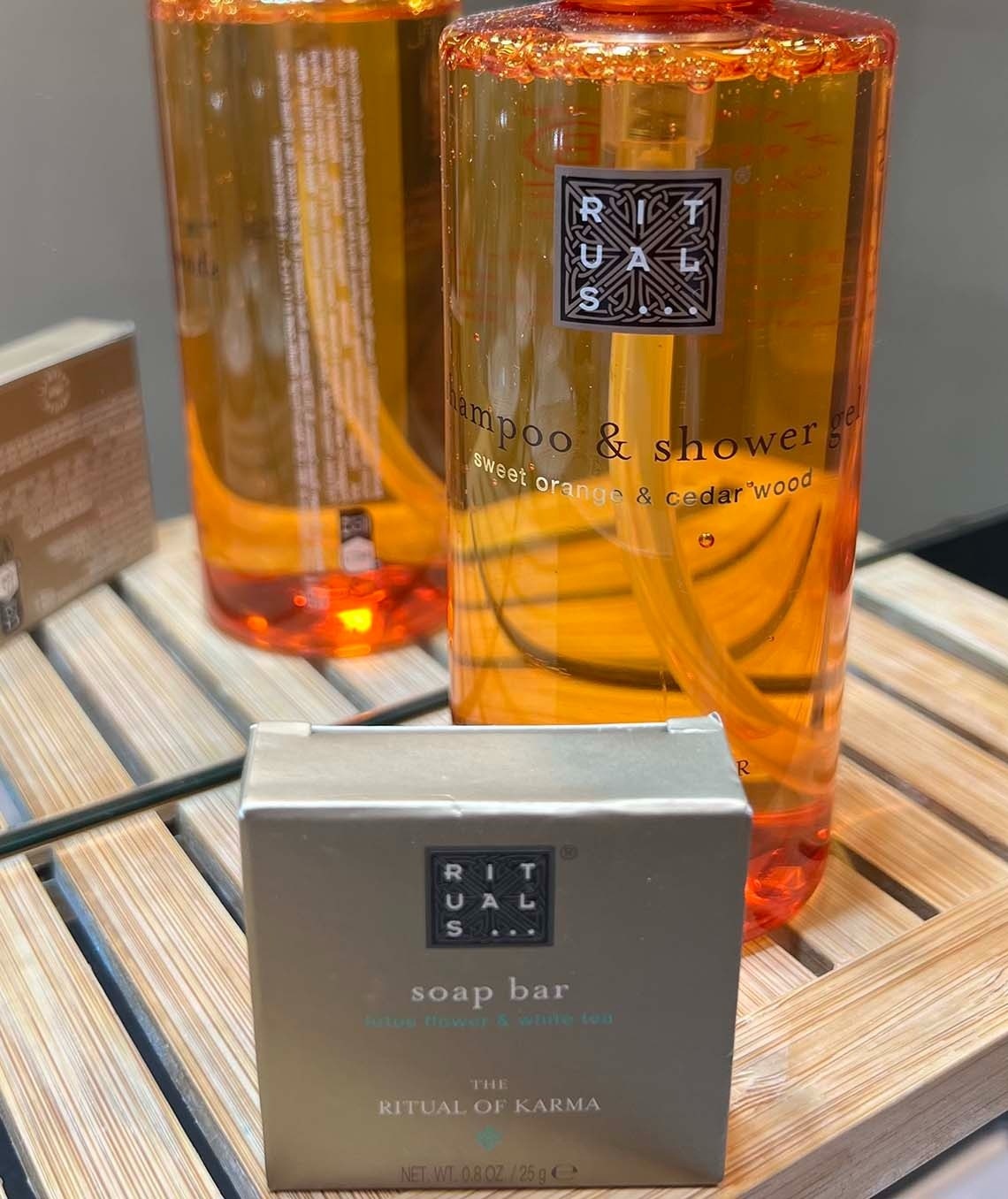 una barra de jabón ritual de karma está sobre una bandeja de madera