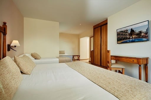 una habitación de hotel con dos camas y un espejo