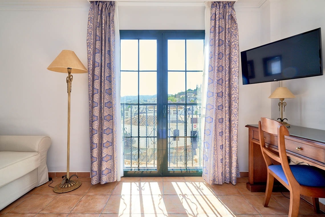 una habitación con una ventana y una televisión