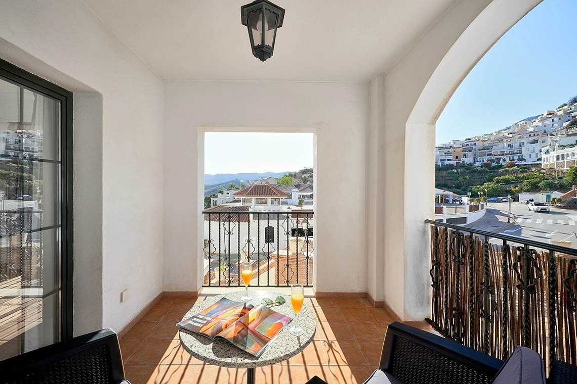 un balcón con una mesa y una copa de champán