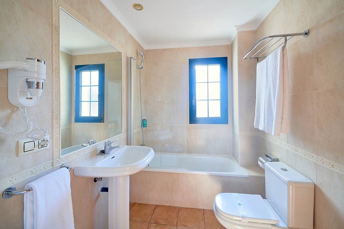 un baño con lavabo , inodoro y bañera