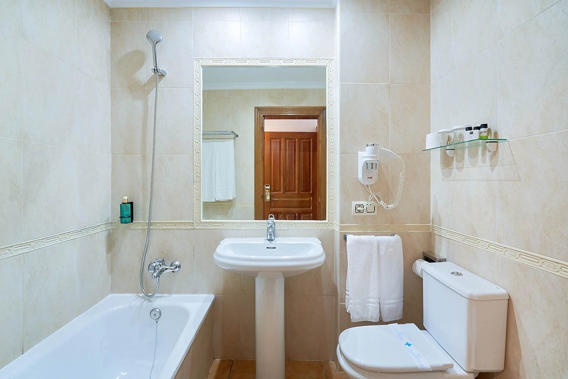 un baño con lavabo , inodoro y bañera