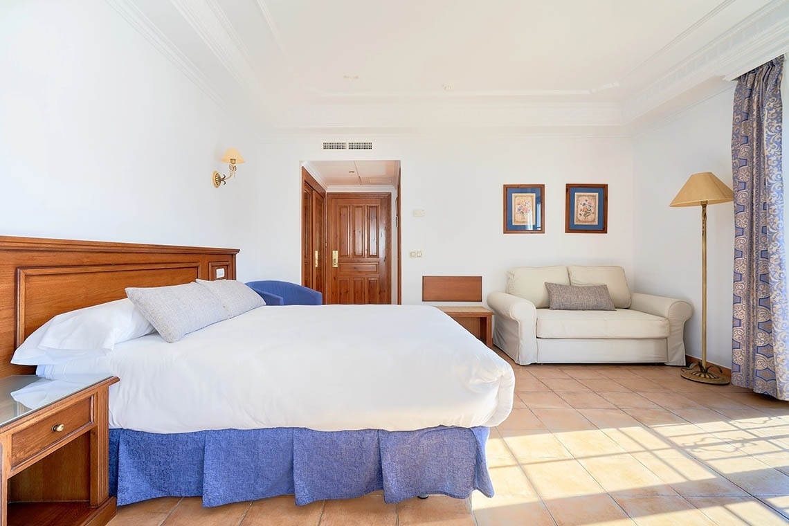 una habitación de hotel con una cama y una silla