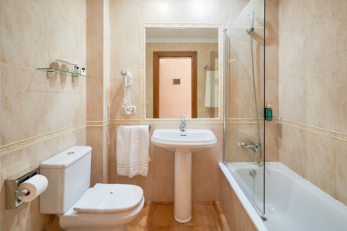 un baño con inodoro , lavabo y bañera