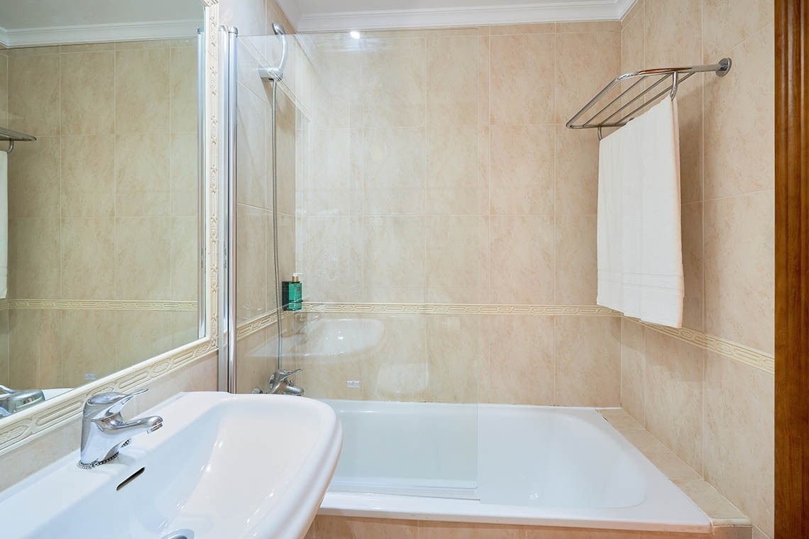 un baño pequeño con una bañera y un lavabo